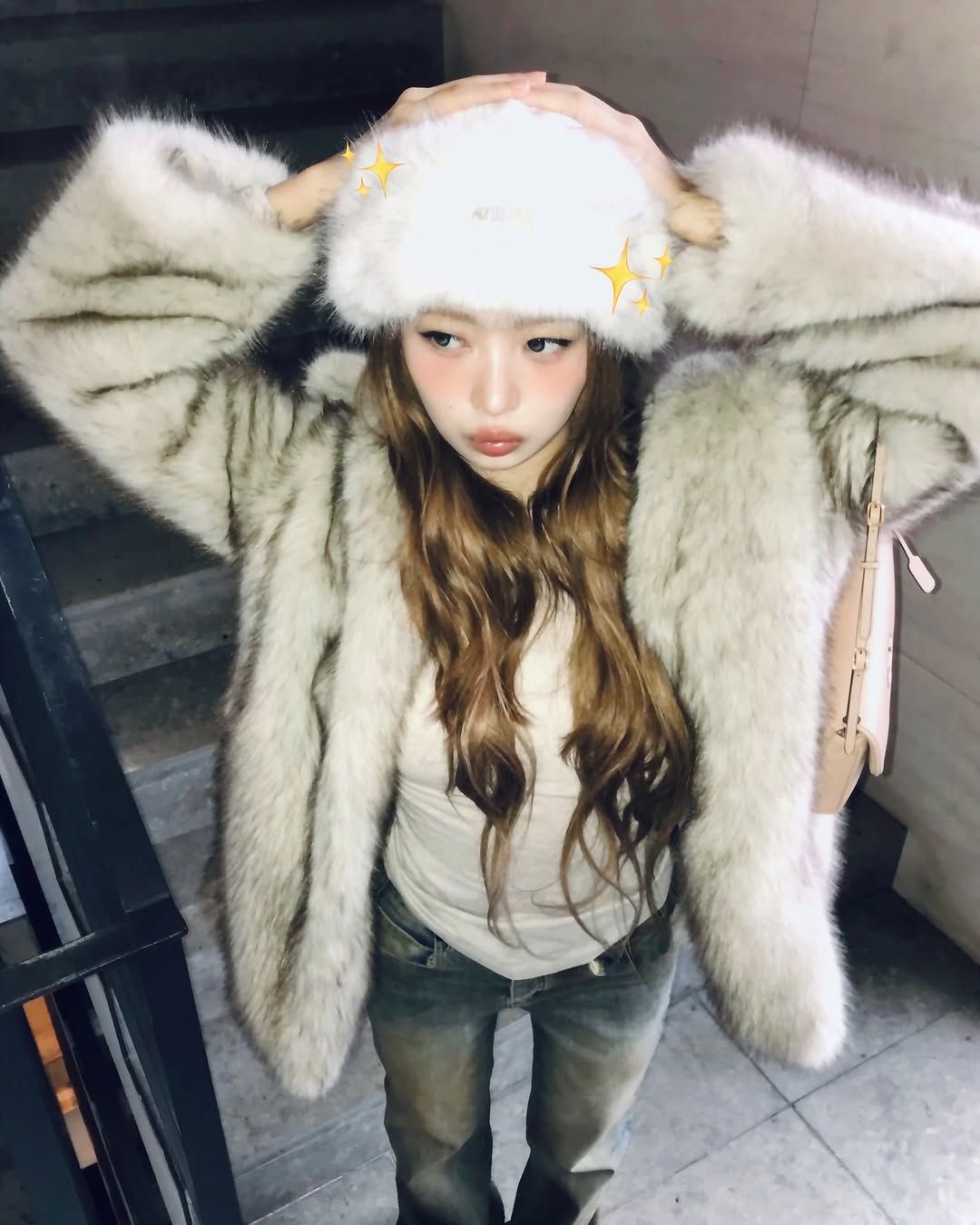 요즘 유행하는 밤비코어로, 풍성한 화이트 털 모자와 자켓을 착용해 사랑스러운 무드를 연출한 레이 / @reinyourheart