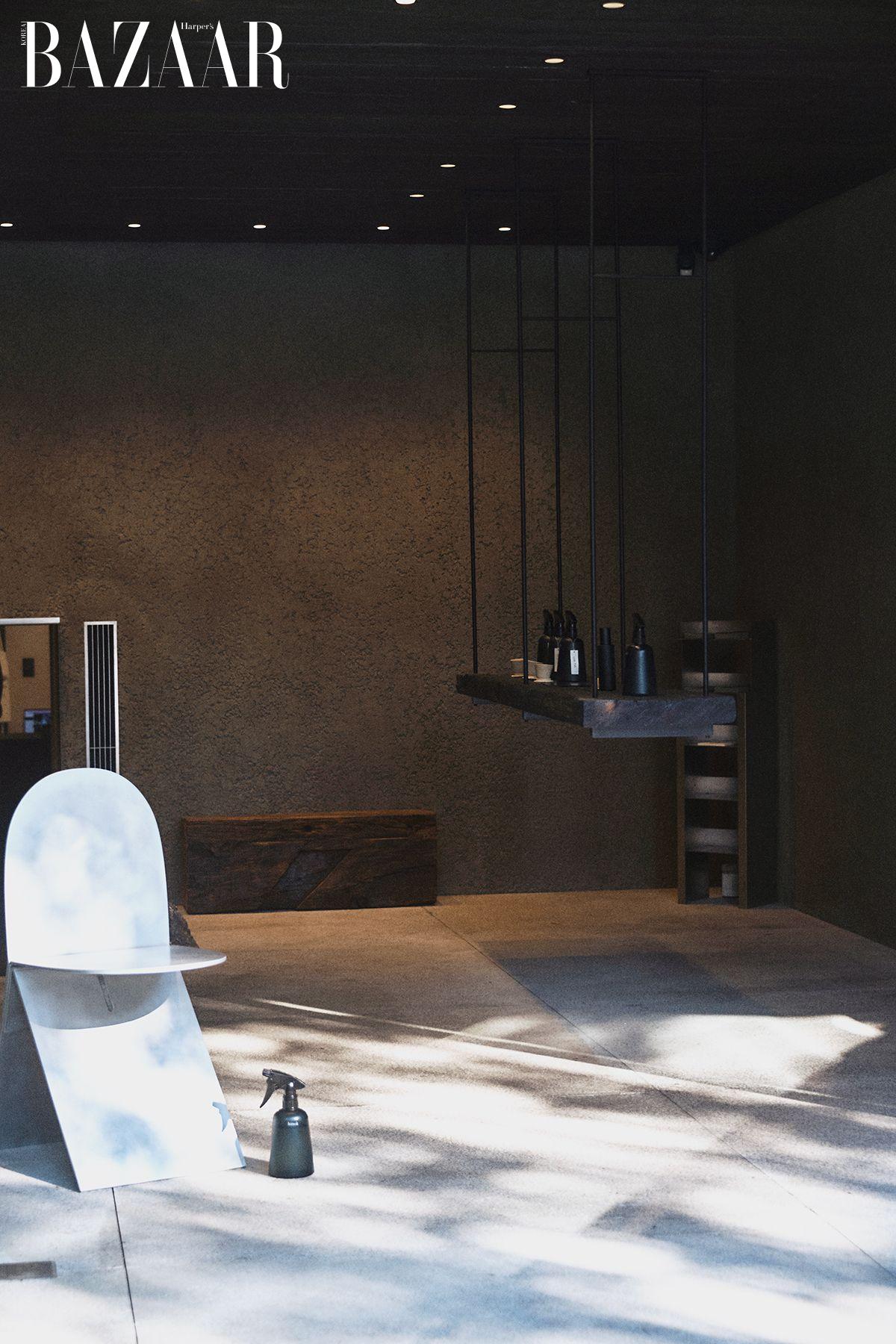 풍경을 바라보라는 메시지를 담고 있는 의자는 금속공예가 김현성의 작품