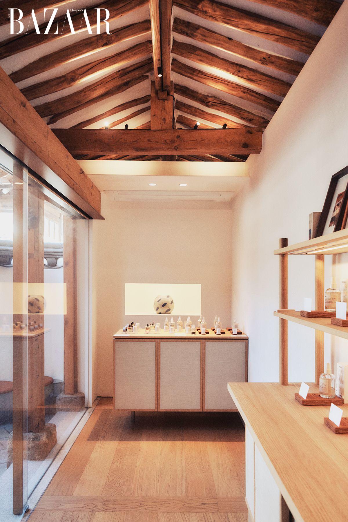 북촌 한옥마을 통행 시간 제한에 따라 매장을 운영한다. 낮 시간 동안 햇빛이 자연스럽게 들어오도록 통창을 내고 집기를 최소화했다.