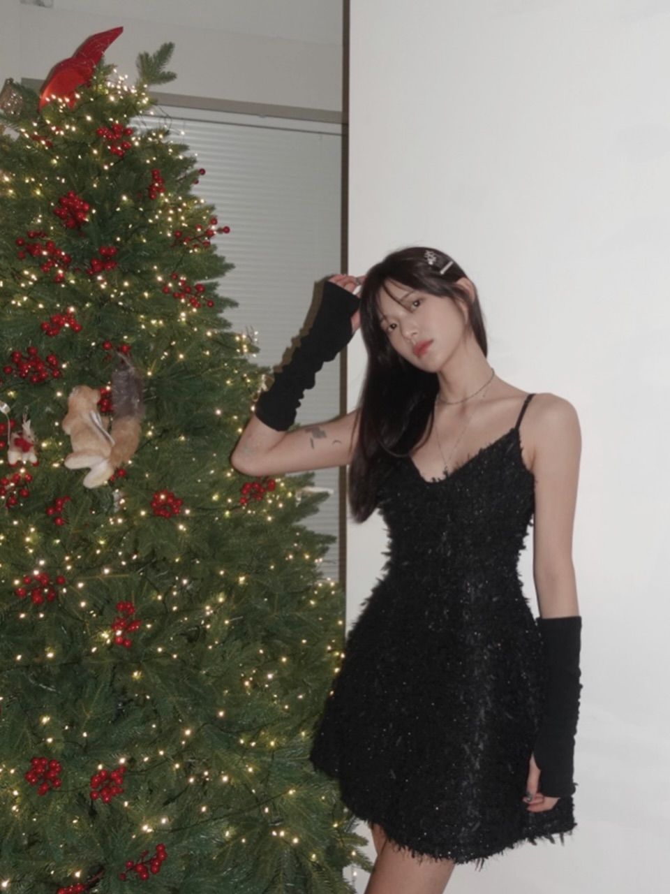 트리보다 더 반짝이는 블랙 룩을 선보인 민서 / @minse0_96