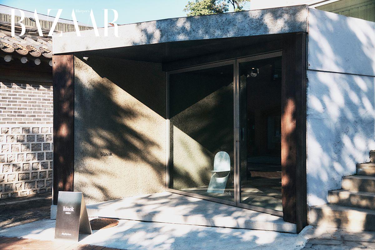 양쪽으로 완전히 개방되는 너른 창으로 한국의 아름다운 사계절과 역사를 감상할 수 있다. 