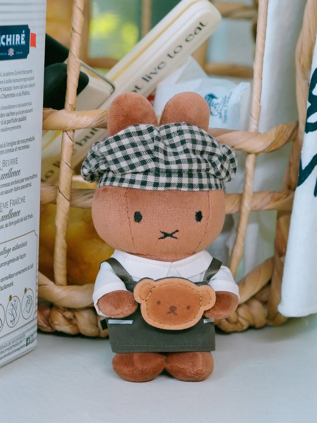 '경주미피하우스' 찰보리빵을 들고 있는 미피 / 업체 제공