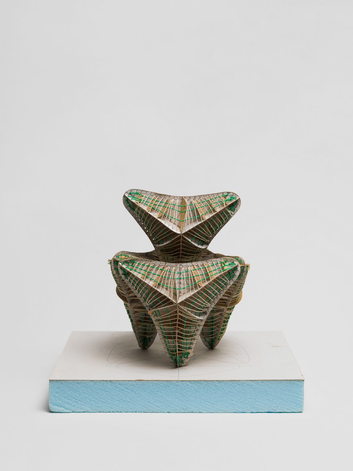 메인 〈루시〉 모형, 2007, 골판지, 와이어, 줄, 폼보드, 69.9x58.8x50cm, Scale_ 1_10 ©이치카와 야스시