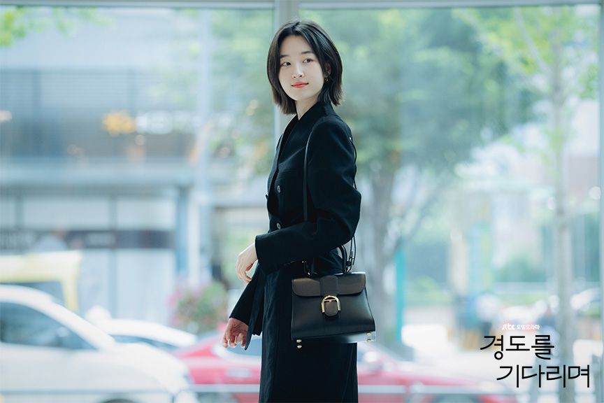 자림 어패럴로 첫 출근한 서지우의 블랙 룩 속 가방은 델보