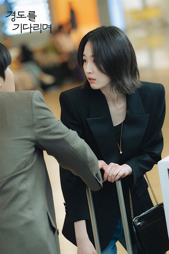 돌체앤가바나의 블랙 재킷을 입고 공항에 나타난 지우