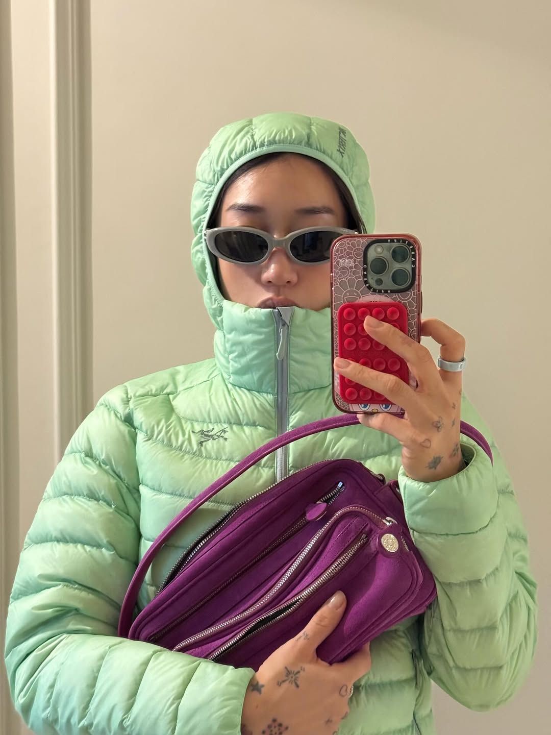 미래적인 디자인의 선글라스에 민트색 경량 패딩을 입어 개성 넘치는 스타일을 선보인 페기 구 / @peggygou_