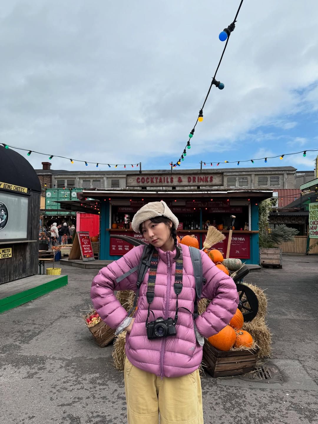 퍼스터드 컬러 팬츠와 함께 핑크 패딩을 매치해 사랑스러운 데일리 룩을 완성한 슬기 / @hi_sseulgi