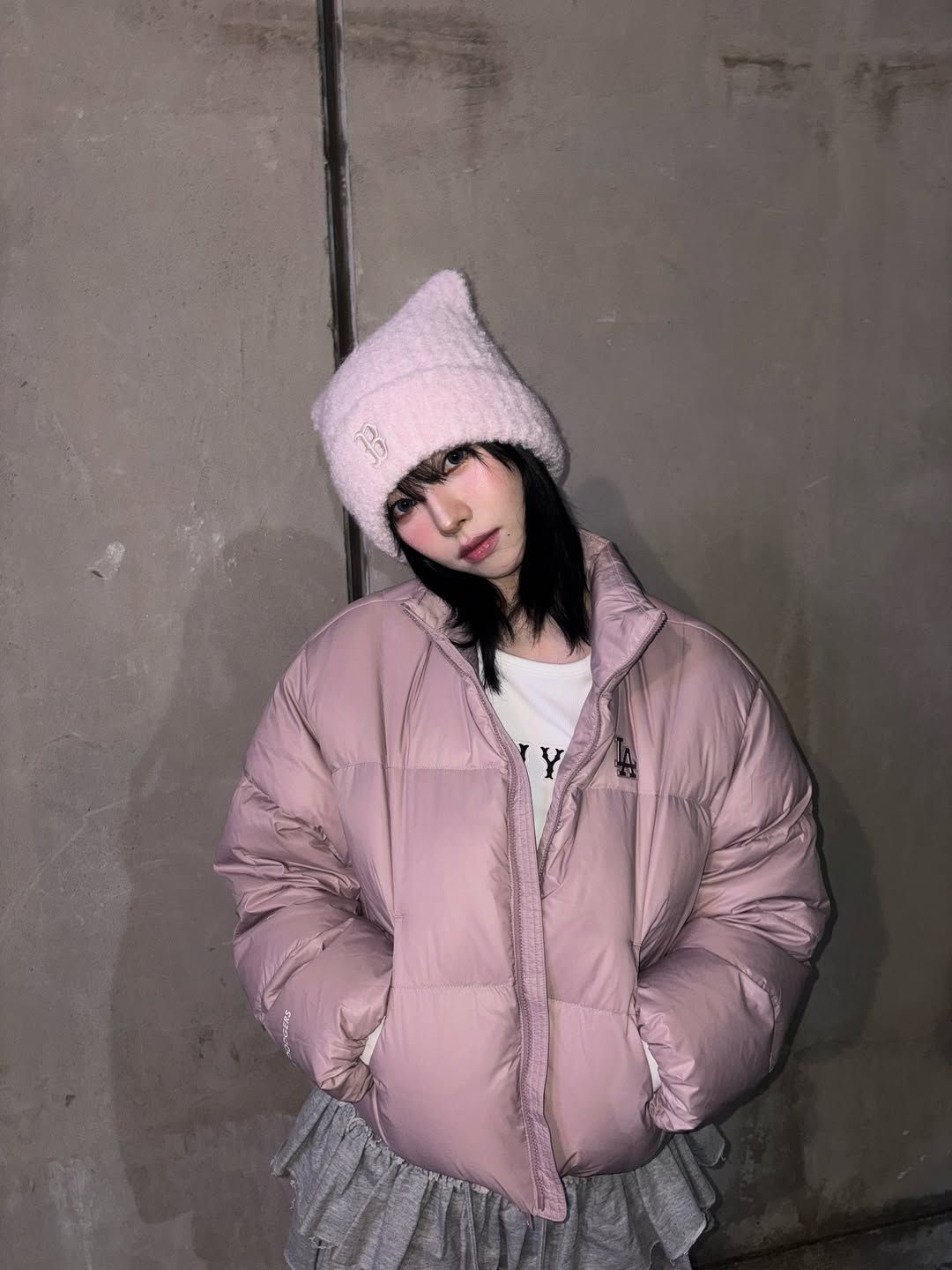 핑크 숏 패딩과 니트 모자를 함께 착용해 로맨틱한 무드를 연출한 카리나 / @katarinabluu