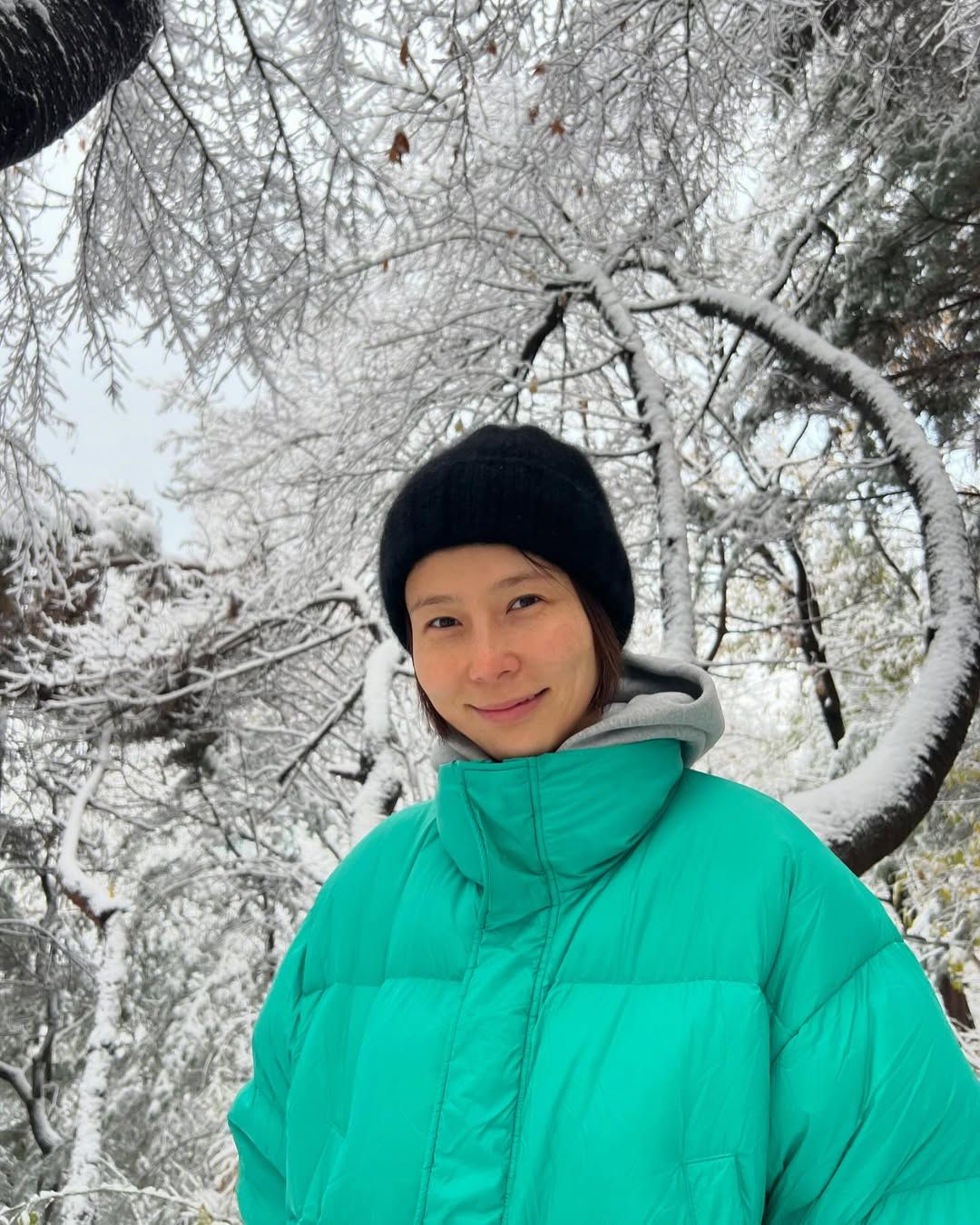 에메랄드 그린 컬러의 패딩으로 경쾌한 포인트를 준 김나영 / @nayoungkeem