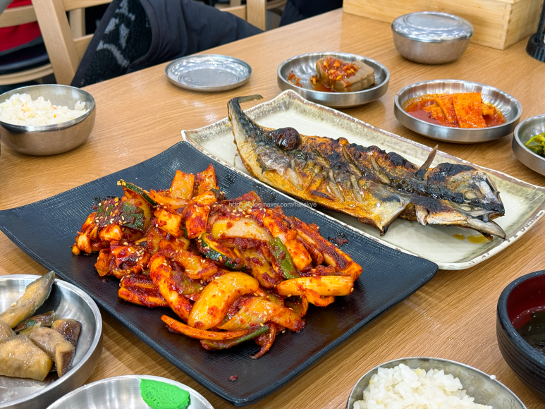 오징어볶음과 고등어구이(출처: 네이버 블로그 K직장인)