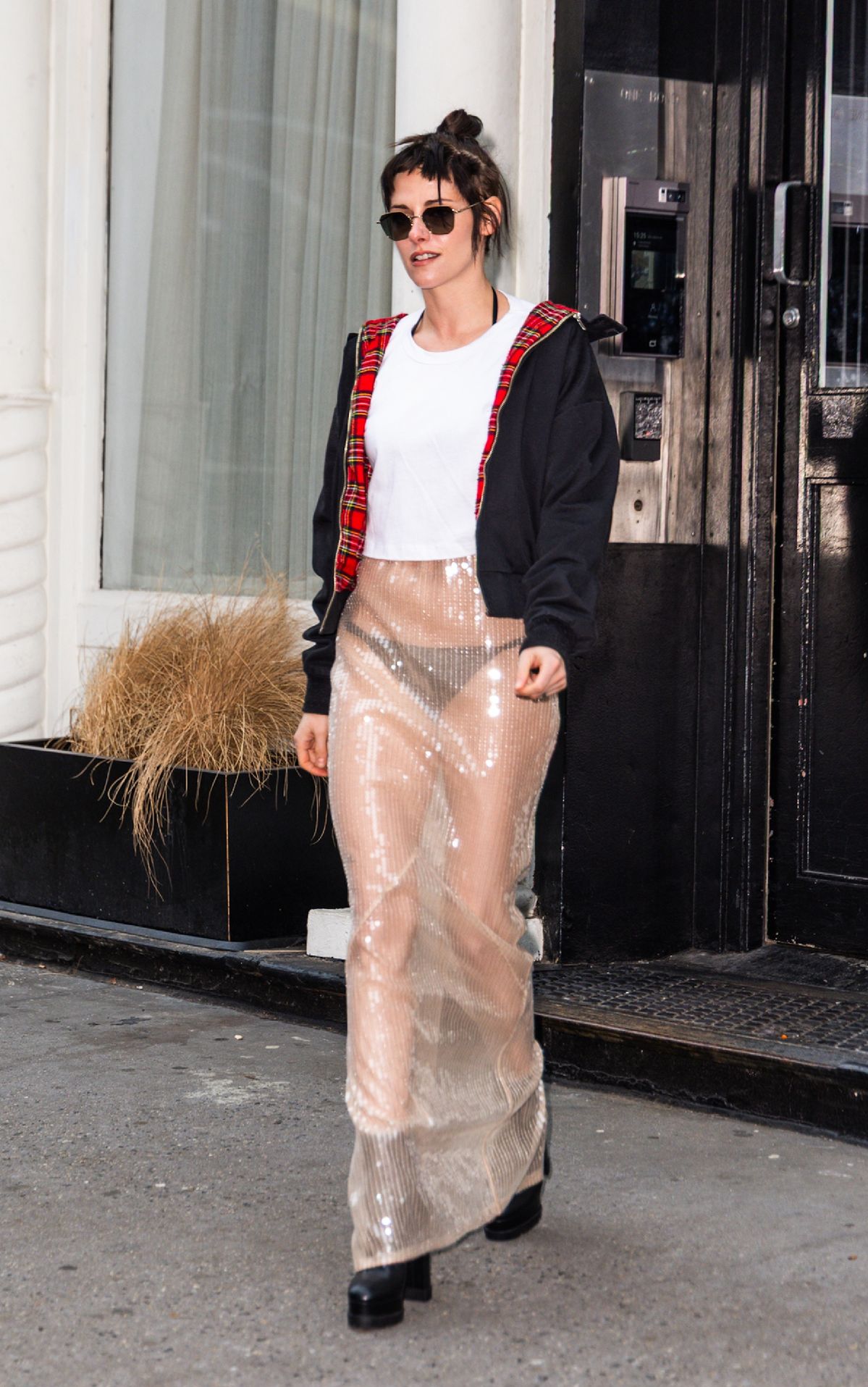 반짝이는 시어 슬립 드레스로 포인트를 준 하의 실종(?) 룩