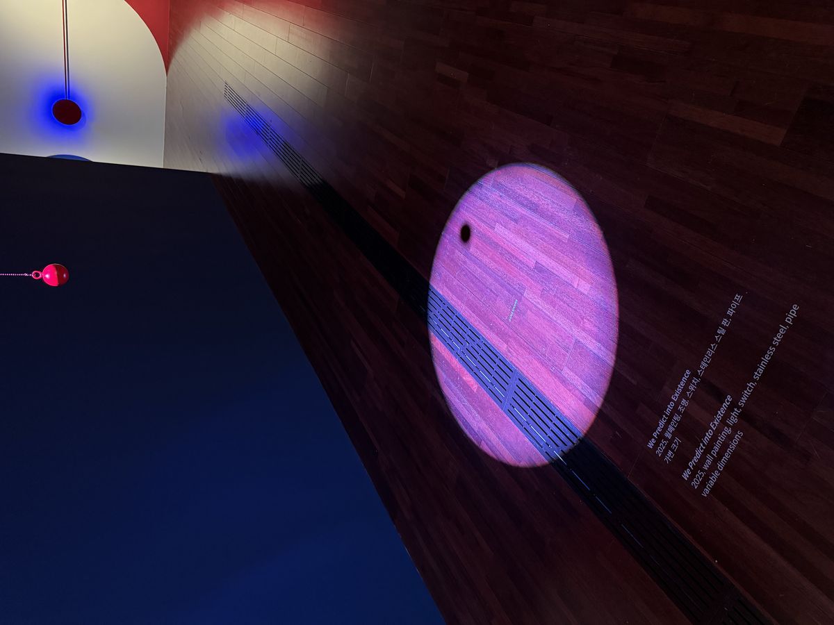 정소영, <We Predict into Existence>, 2025, 월페인팅, 조명, 스위치, 스테인리스 스틸 판, 파이프, 가변 크기. 사진: 고영진
