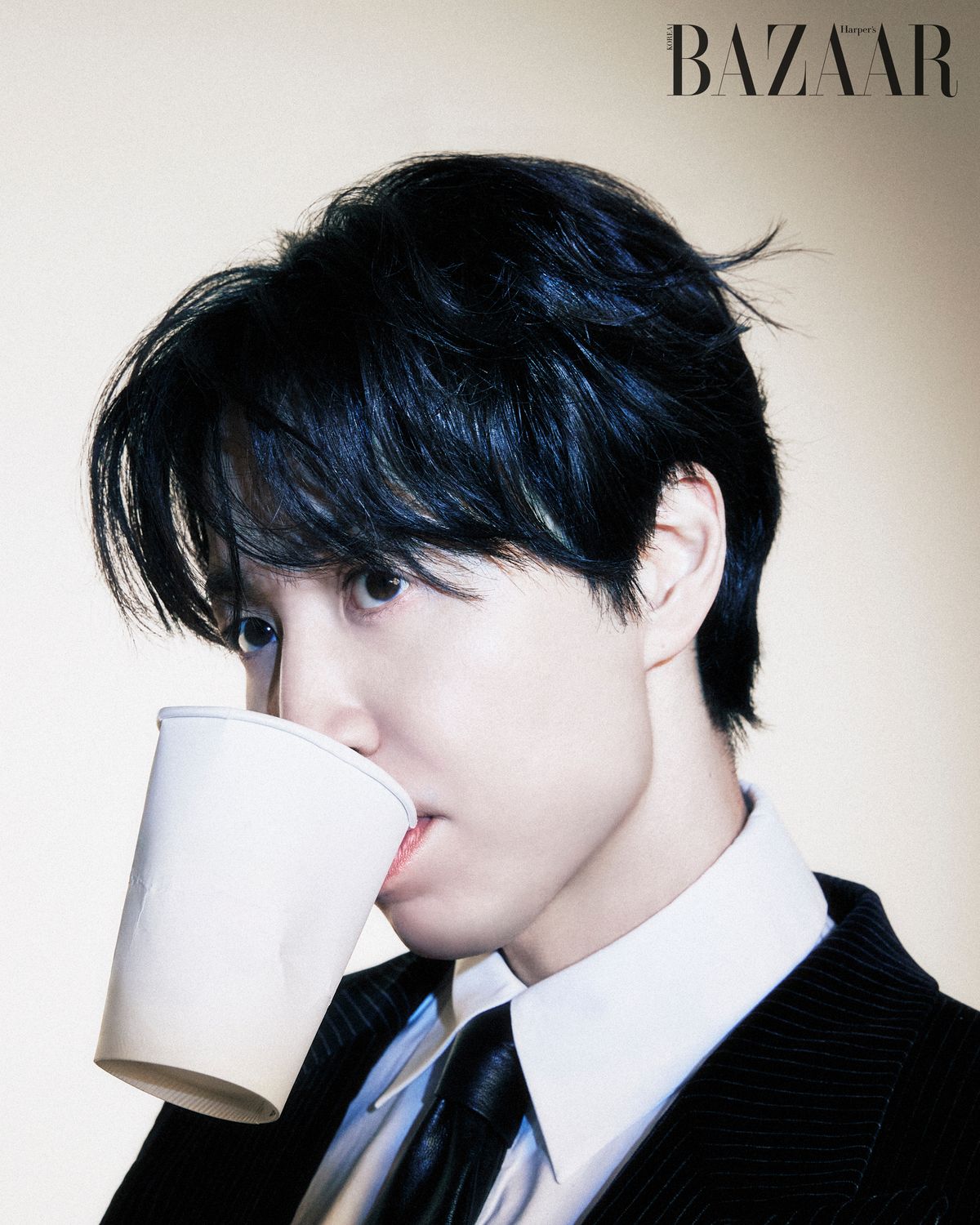 재킷은 Sunflower. 셔츠는 Maison Margiela. 타이는 Ourlegacy.