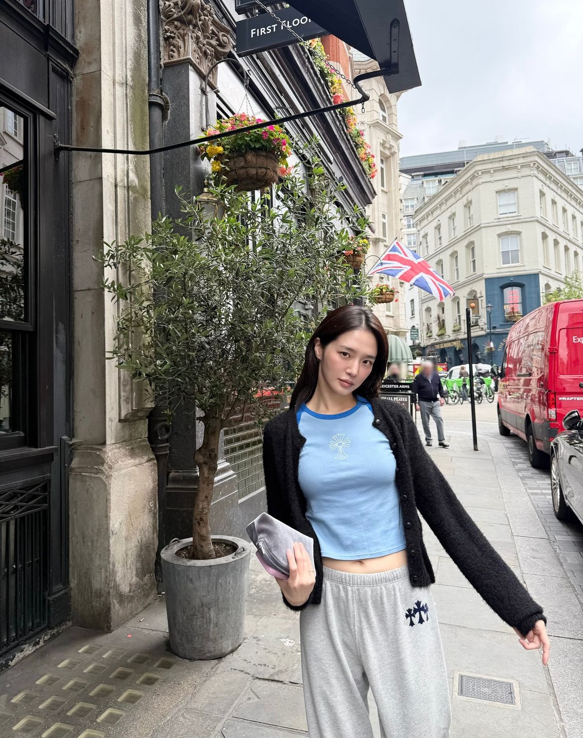 크롬하츠 세머테리 크로스 베이스볼 베이비 티셔츠와 크롬하츠 트리플 크로스 할리우드 스웨트팬츠를 입은 박규영(출처: @lavieenbluu)