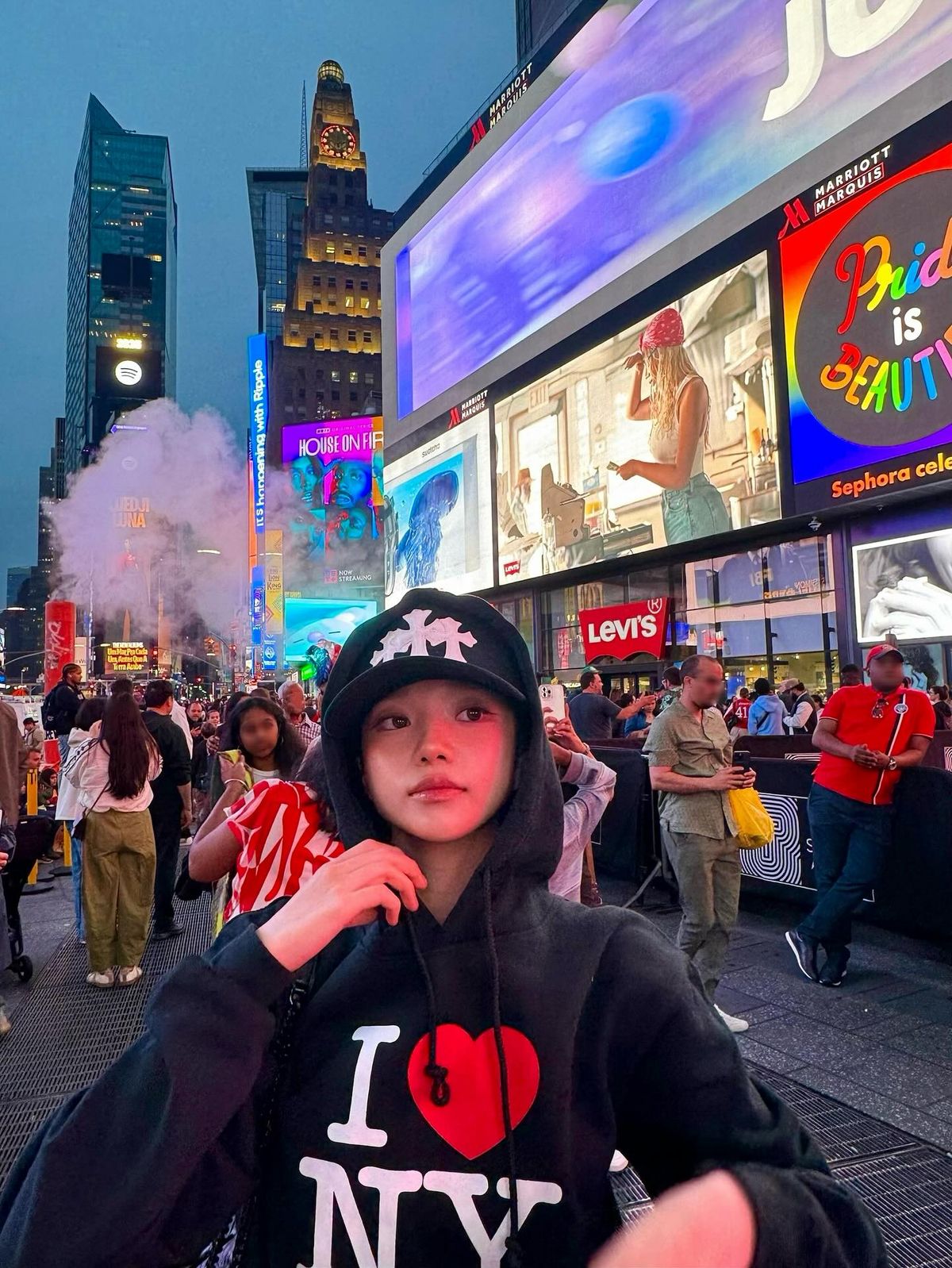 크롬하츠 세머테리 트러커햇을 착용한 조유리(출처: @zo__glass)