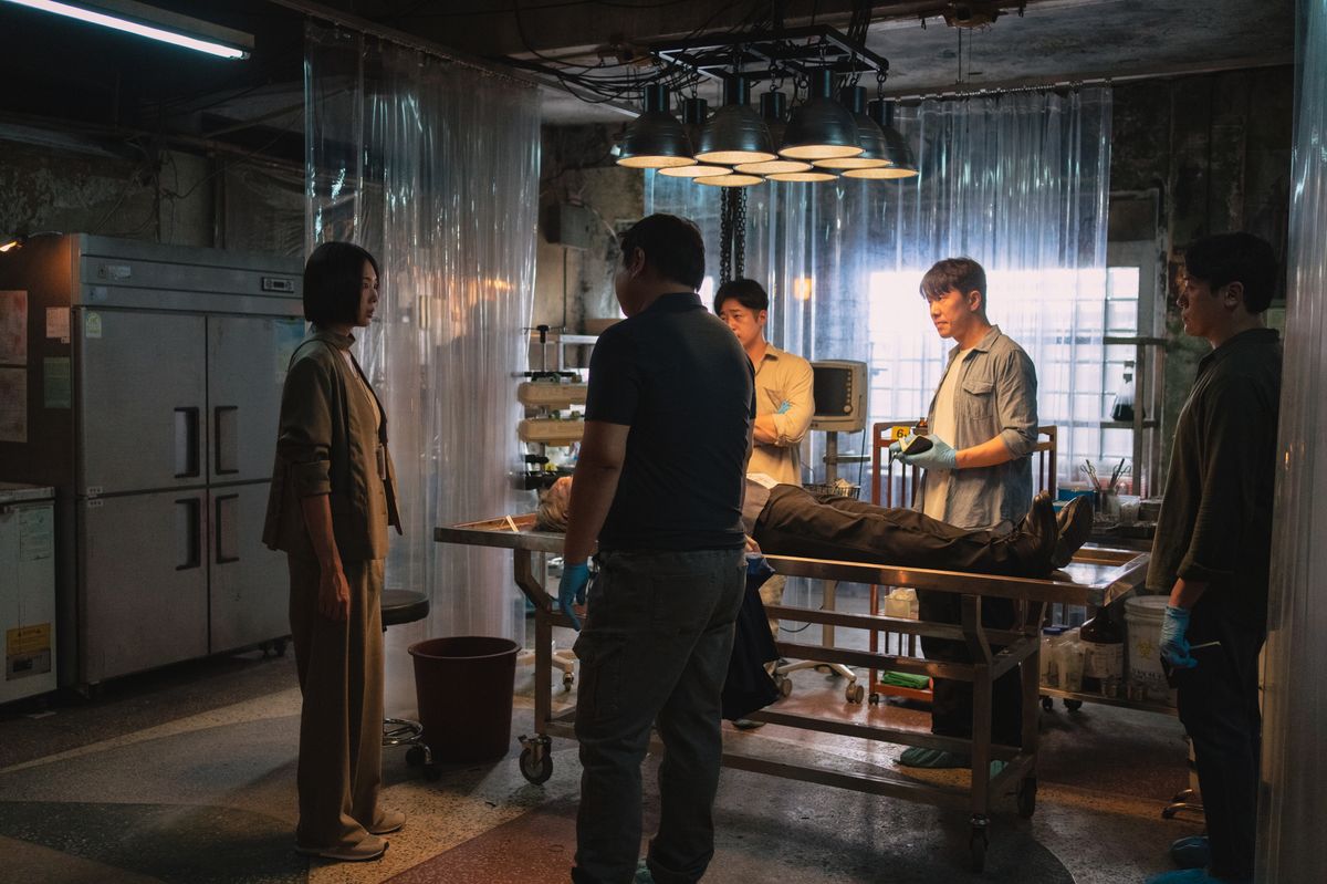 디즈니+ 시리즈 <블러디 플라워> 스틸