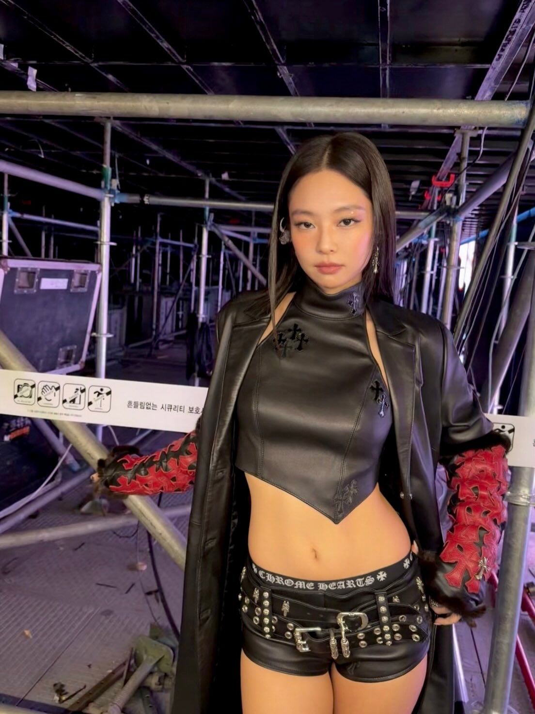 제40회 골든디스크어워즈에서 무대의상으로 크롬하츠 커스텀 룩을 선보인 블랙핑크 제니(출처: @ jennierubyjane)