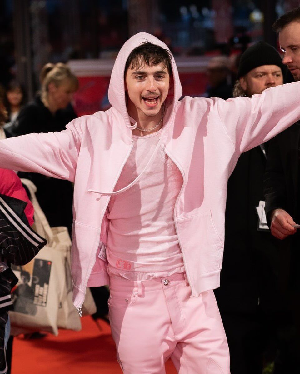 핑크 크롬하츠 룩을 선보인 티모시 샬라메(출처: @tchalamet)