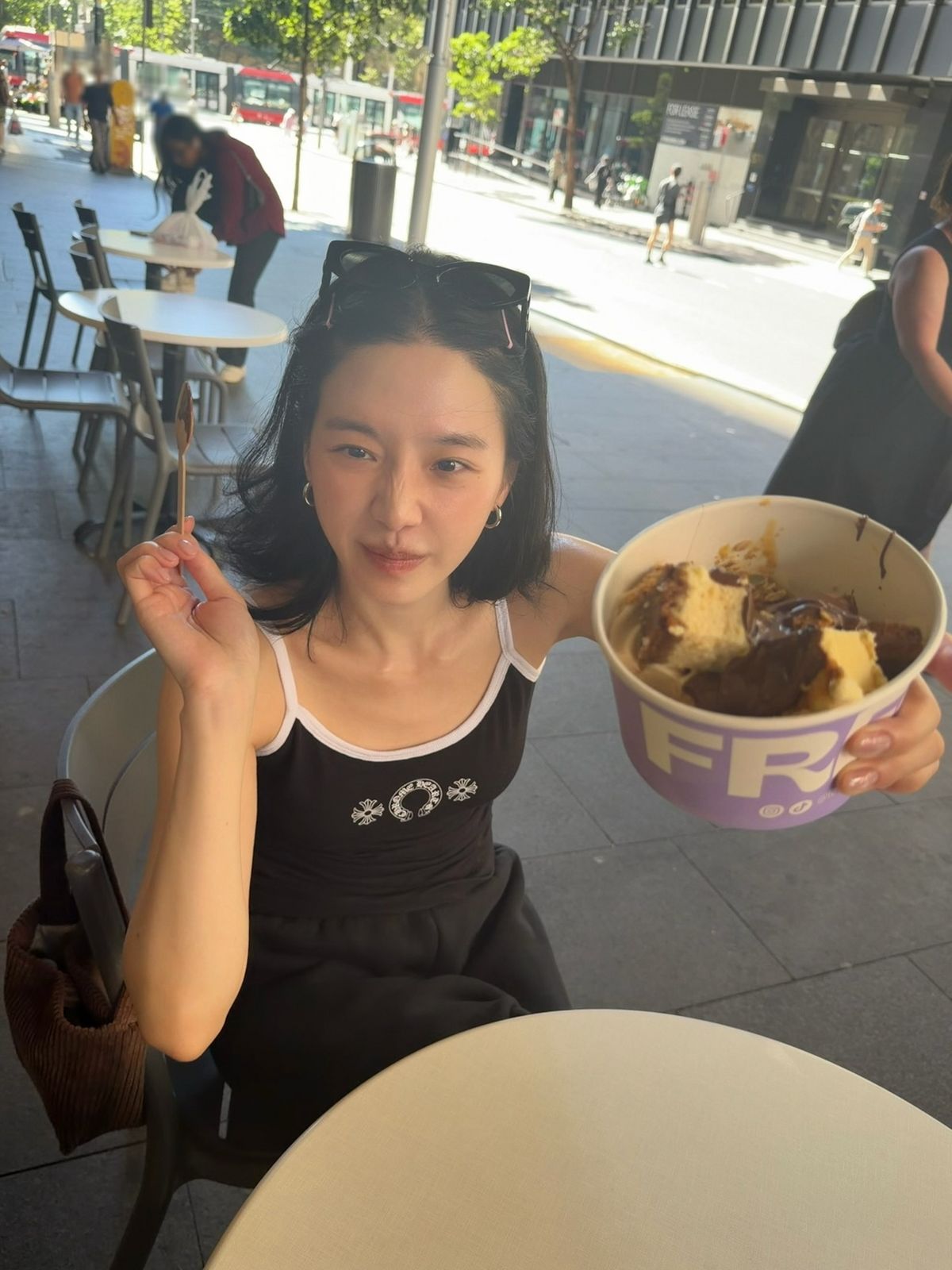 크롬하츠 홀스슈 로고 탱크를 입은 박규영(출처: @lavieenbluu)