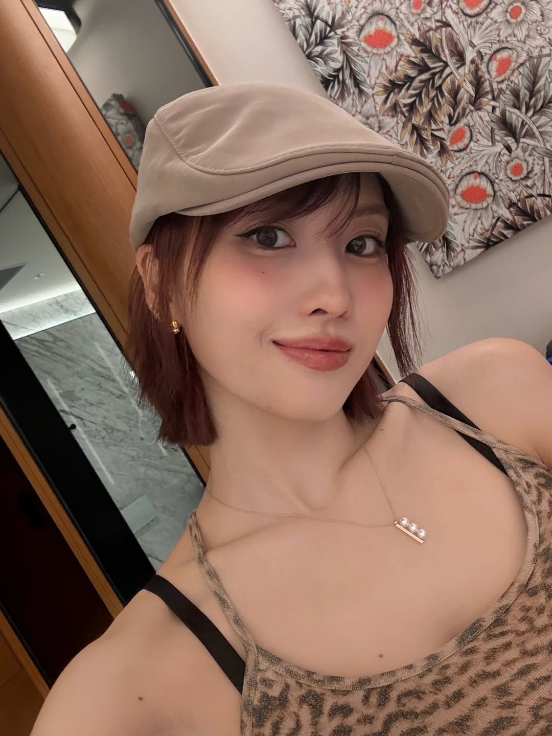 레오퍼드 톱에 베이지 컬러 헌팅캡을 매치해 자유분방한 하라주쿠 무드를 완성한 모모 / @momo