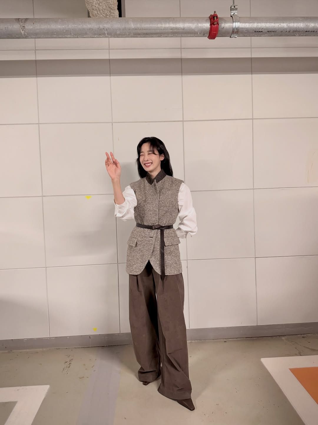 베스트와 함께 화이트 셔츠를 레이어드해 고급스러운 매력을 드러낸 이청아 / @leechungah