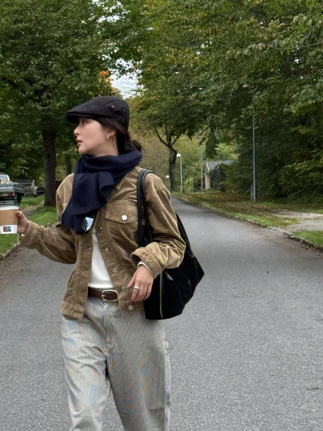 편안한 데일리 룩과 함께 블랙 헌팅캡을 착용해 완성도 높은 스타일을 선보인 슬기 / @hi_sseulgi