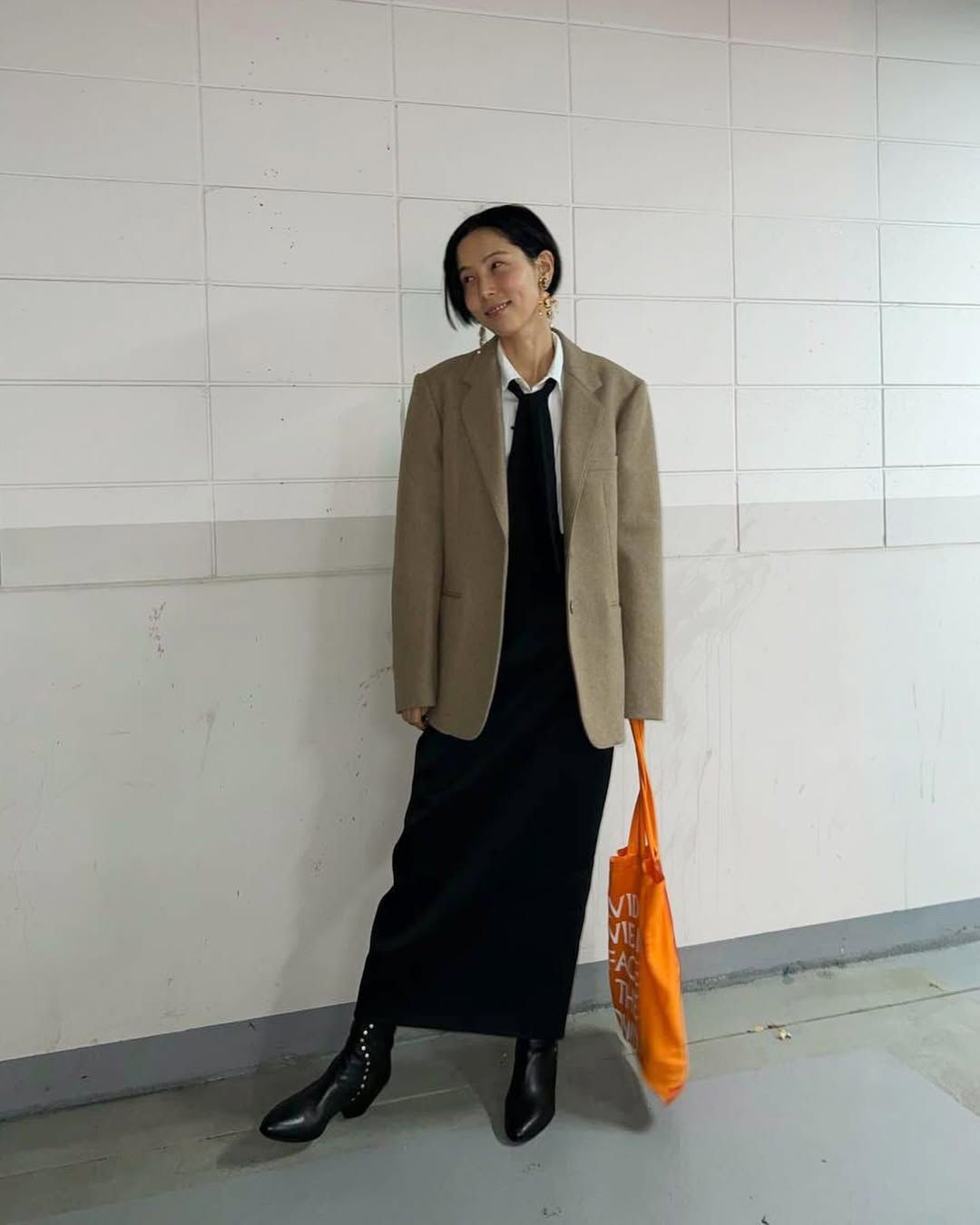 화이트 셔츠, 타이와 함께 클래식한 재킷을 착용해 세련된 무드를 연출한 김나영 / @nayoungkeem