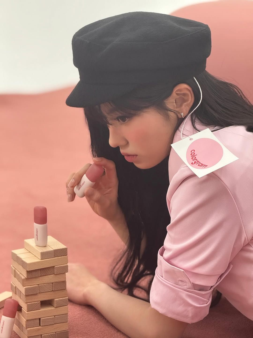핑크 룩에 블랙 헌팅캡을 착용해 블랙과 핑크의 부드러운 조합을 드러낸 이즈나 코코 / @izna_offcl