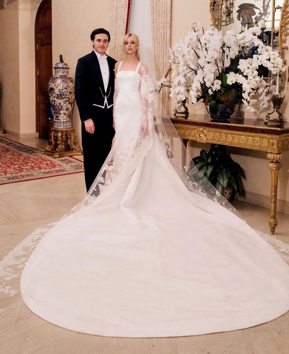 결혼식에서 발렌티노 드레스를 입은 니콜라와 브루클린 베컴의 모습 @ kateleemakeup