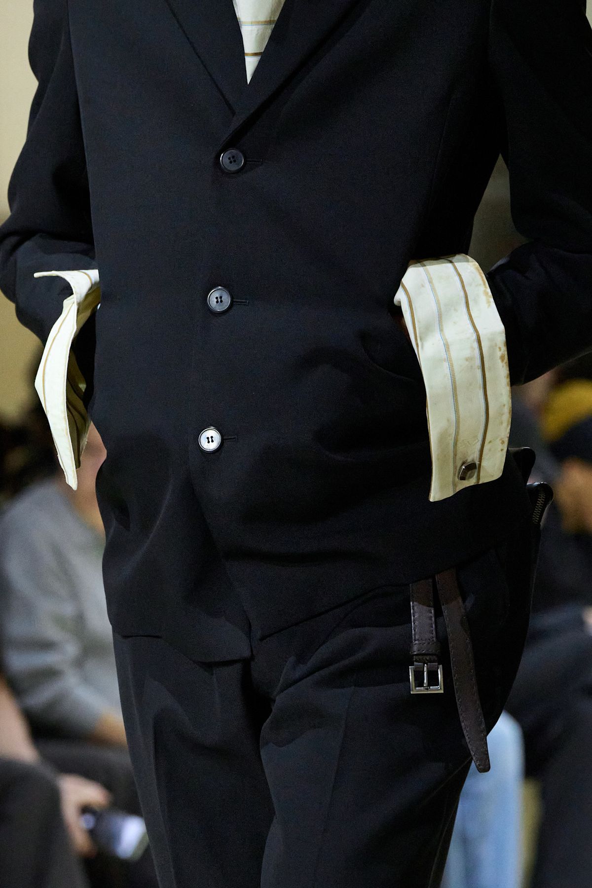 커프가 과장되게 드러나는 셔츠