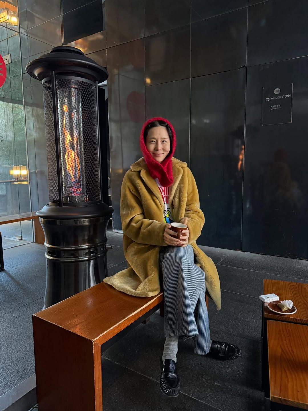 브라운 퍼 코트에 스트라이프 패턴의 데님 팬츠, 레드 발라클라바를 매치해 감각적인 겨울 룩을 완성한 김나영 / @nayoungkeem