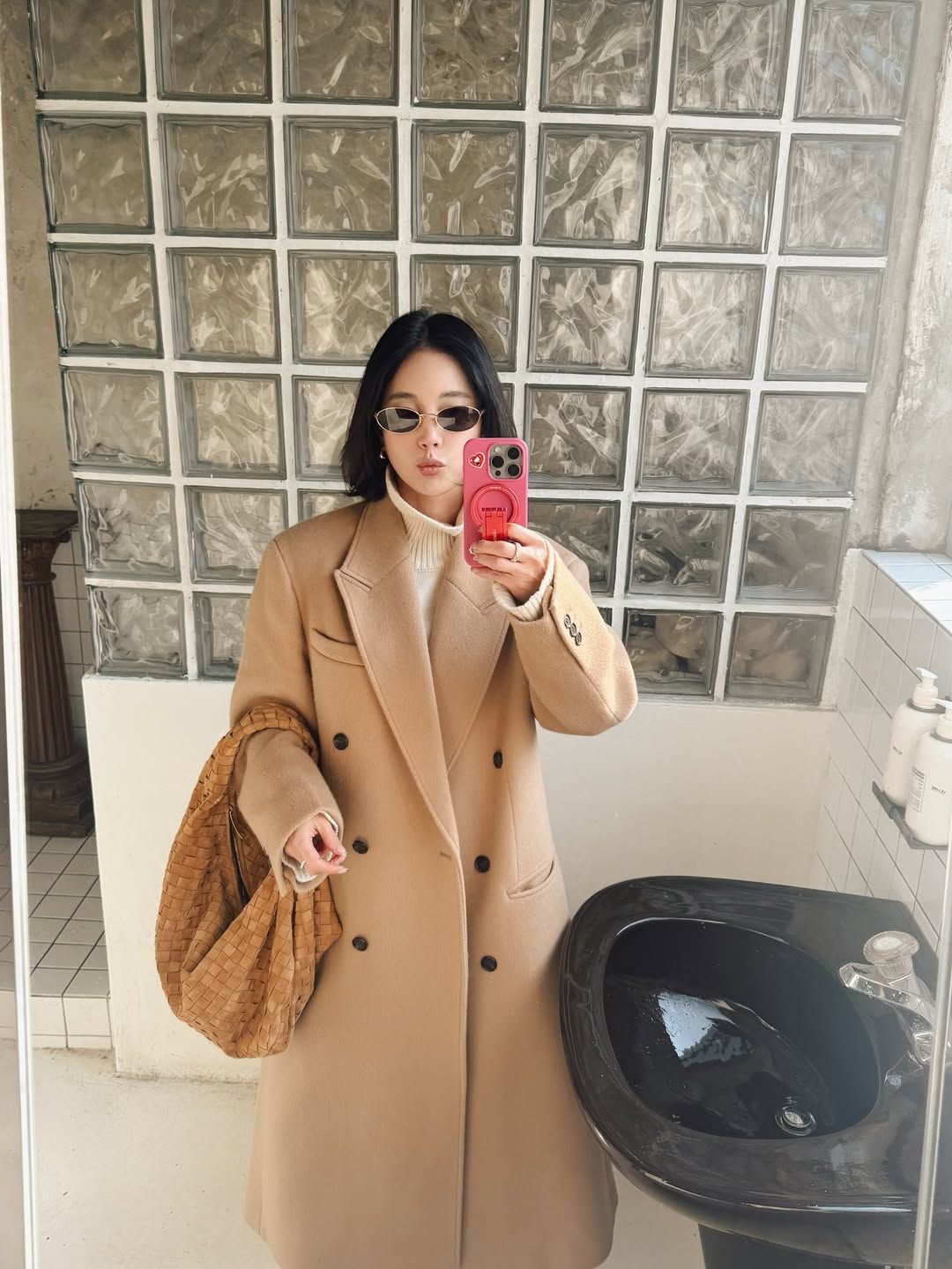 카멜 컬러 코트와 같은 컬러의 빅 백을 매치해 클래식하고 우아한 무드를 연출한 기은세 / @kieunse