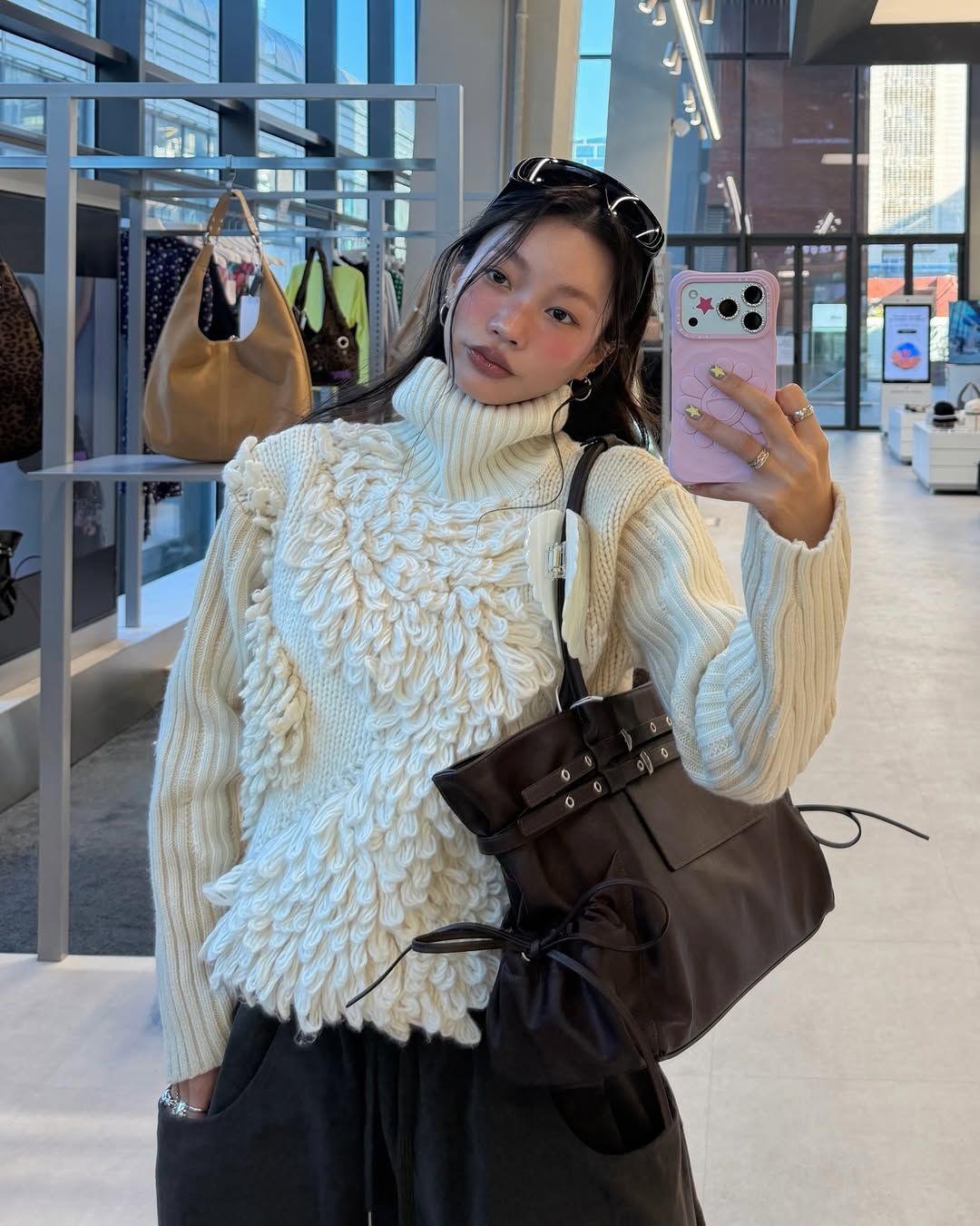 독특한 질감의 터틀넥과 벨티드 디자인의 빅 백을 착용해 특유의 힙한 룩을 완성한 설쁘 / @mulbada