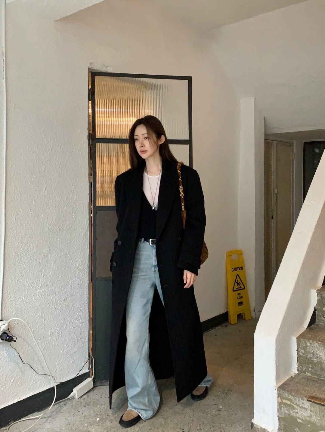 블랙 니트와 롱 코트에 연한 청바지를 매치해 완성도 높은 스타일을 선보인 차정원 / @ch_amii