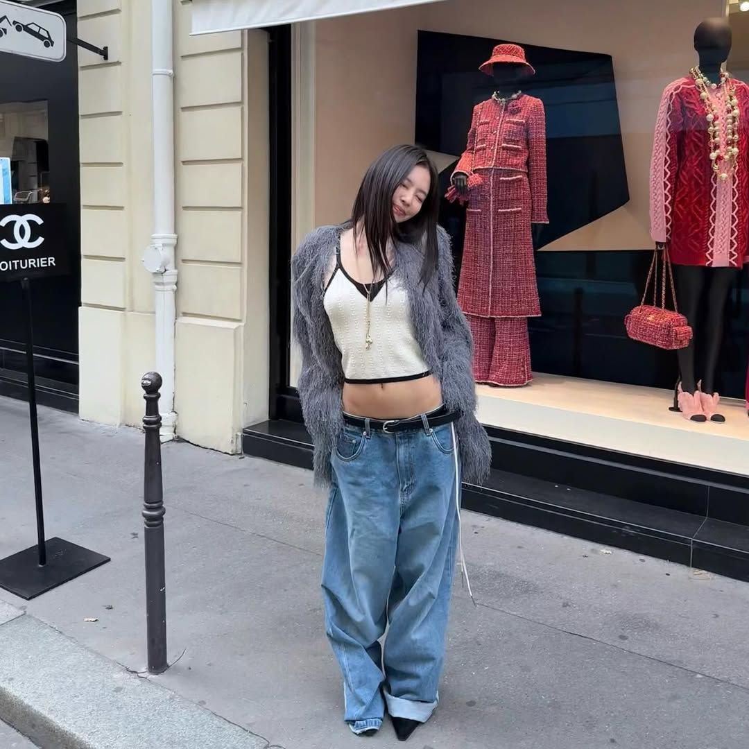 퍼 코트와 함께 로우 라이즈 데님을 착용해 자유로운 분위기를 연출한 제니 / @jennierubyjane