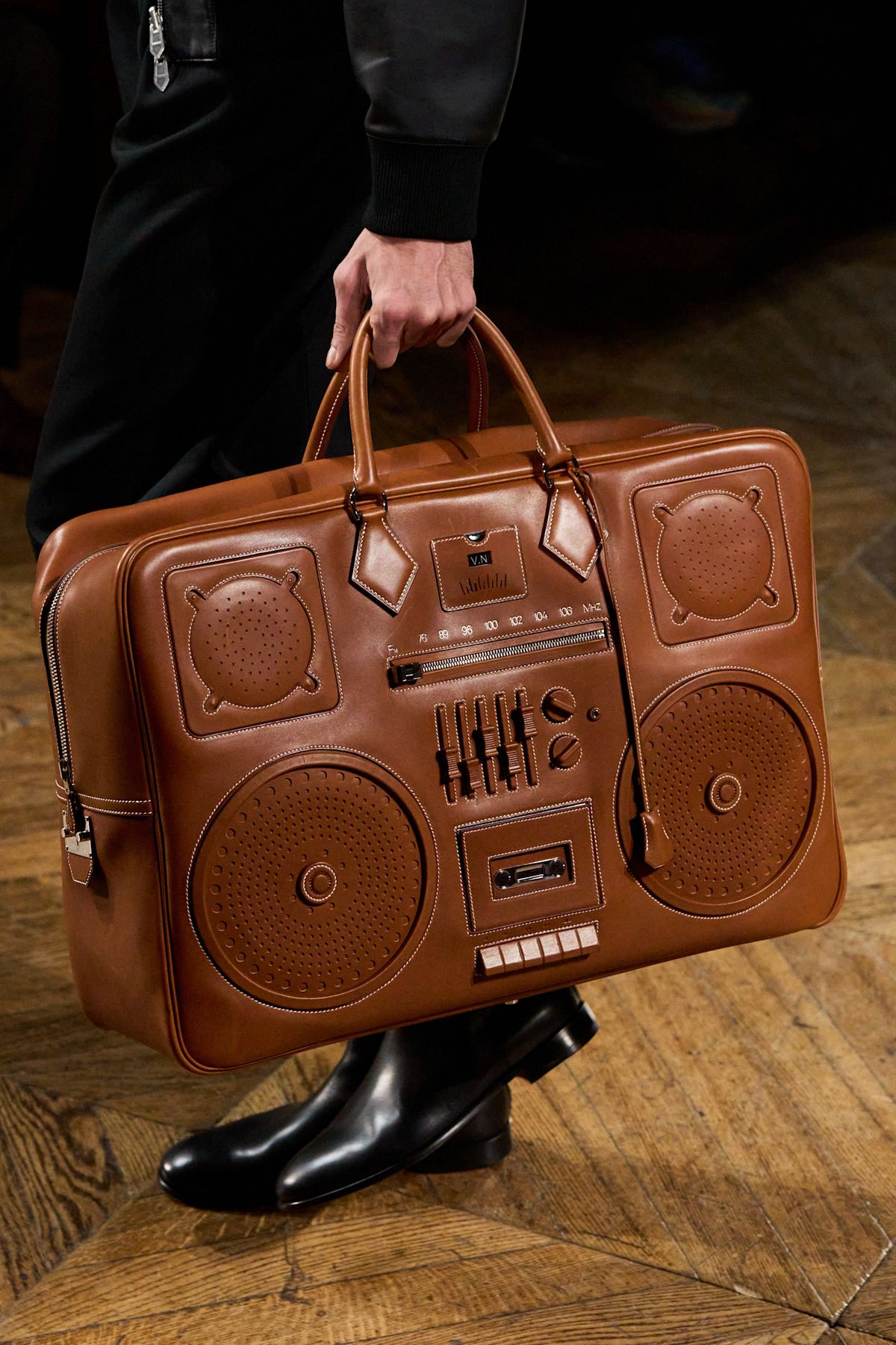 에르메스에서 선보인 붐박스 백