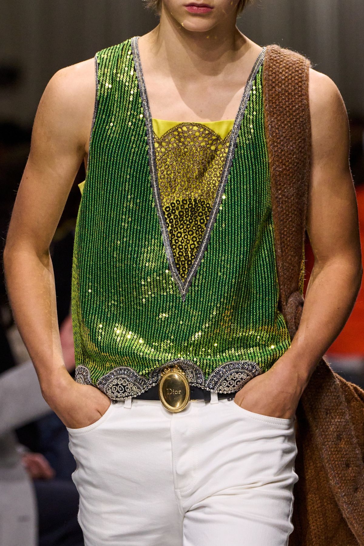 폴 푸아레 컬렉션에서 영감 받아 완성된 실크 톱