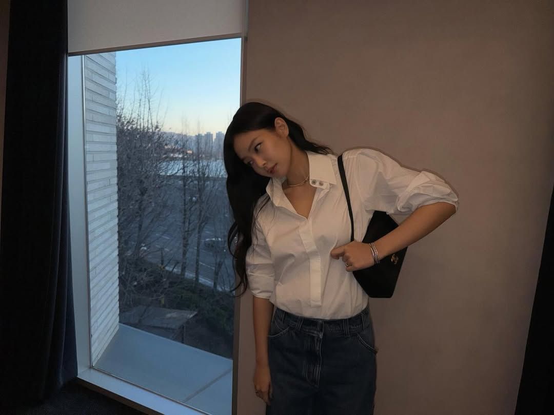 화이트 셔츠에 미니 숄더백으로 클래식한 룩을 완성한 제니