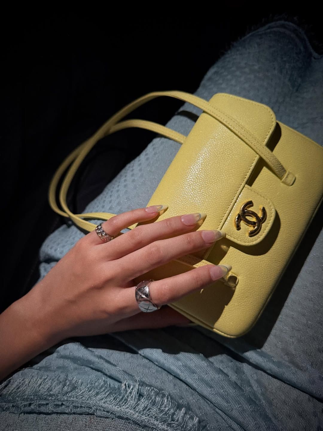 더블 스트랩, 로고 디테일이 돋보이는 샤넬 스몰 플랩백