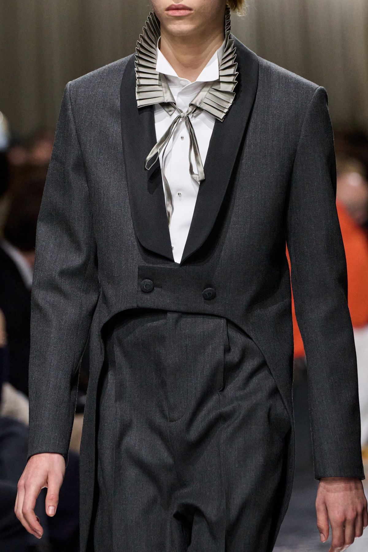 인비테이션에서도 사용되었던 러프 칼라