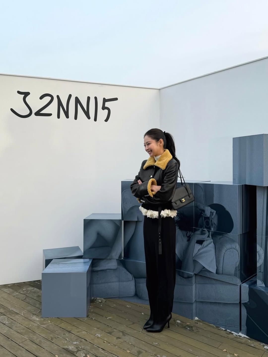 제니 사진전에서 샤넬 플랩백을 들고 사진을 남기고 있는 제니 @jennierubyjane