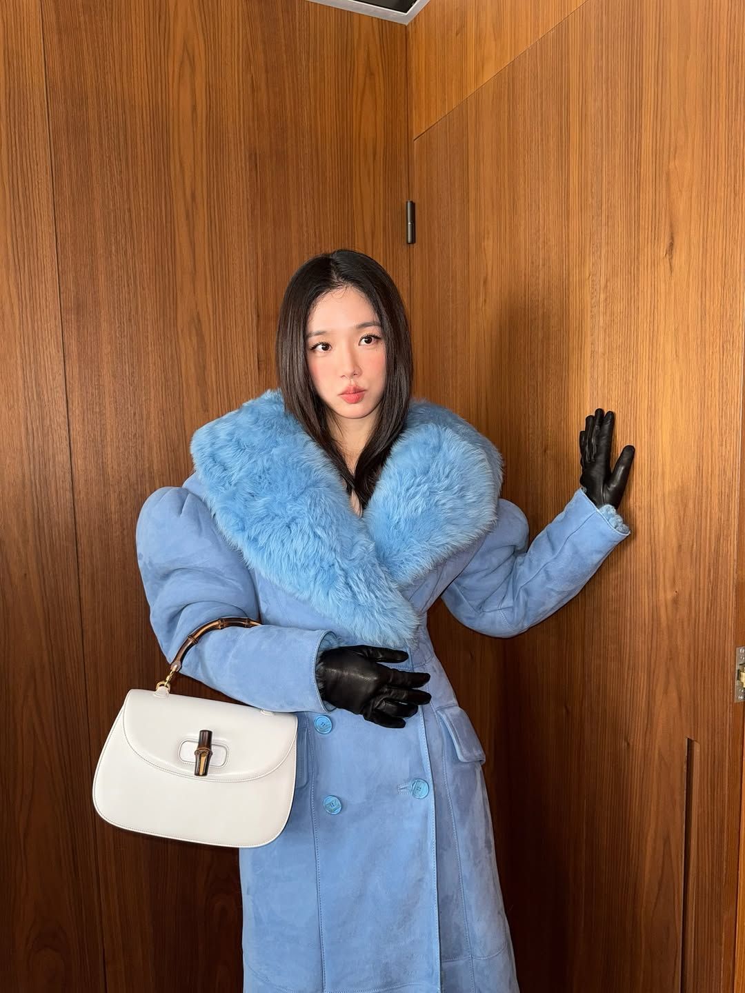 밝은 블루 컬러의 퍼 트리밍 롱코트로 클래식한 분위기를 연출한 박규영 / @lavieenbluu