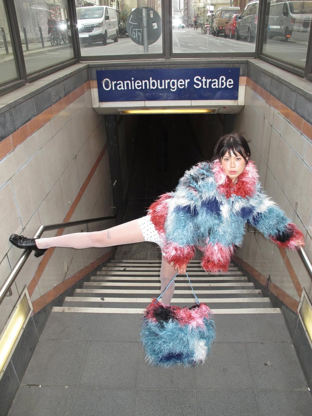 다채로운 컬러 퍼에 도트 무늬 쇼츠를 입어 존재감을 드러낸 징 위 / @yuki_injo