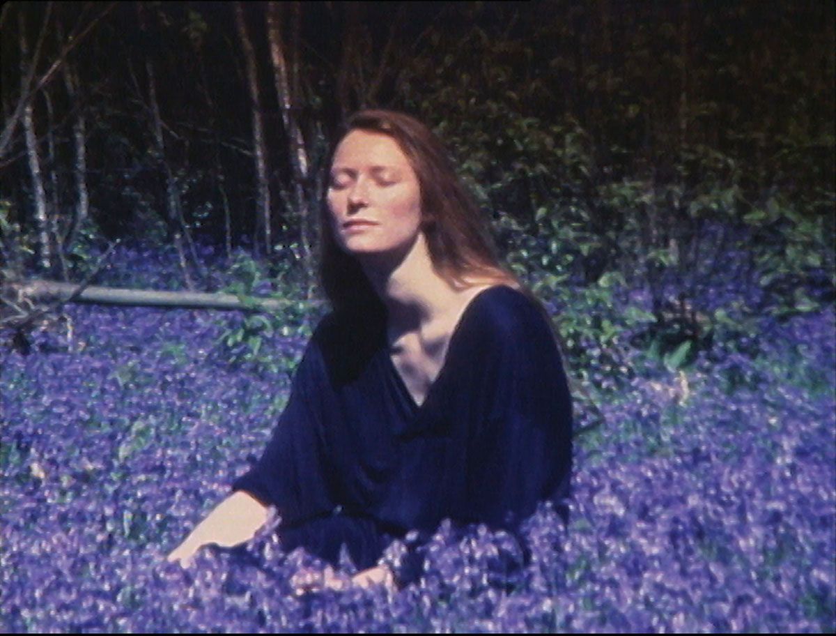 데릭 저먼이 블루벨 숲 인근에서 슈퍼 8 필름으로 촬영한 영상의 스틸컷. © Derek Jarman, James Mackay