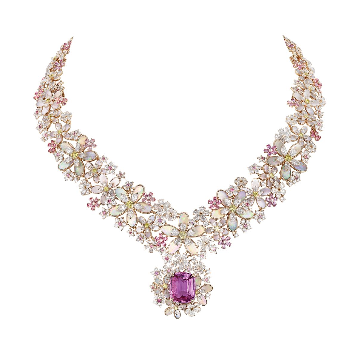 핑크·화이트·옐로 골드에 다이아몬드· 핑크 사파이어·스피넬, 머더오브펄을 세팅한 ‘디오렉스퀴’ 네크리스는 Dior Joaillerie.