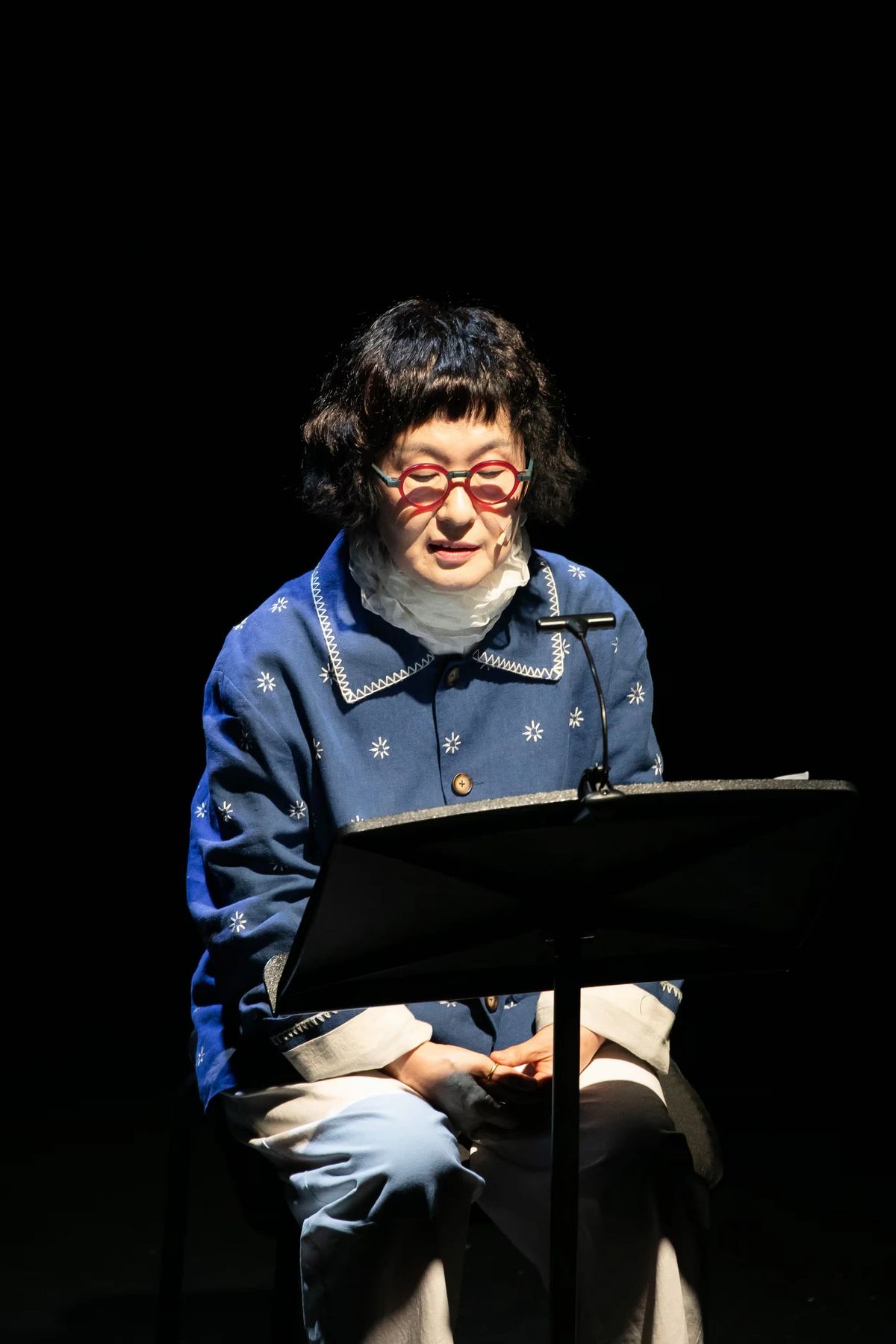 작년 대학로예술극장 소극장에서 열린 ‘문학주간 2025’ 폐막 행사에서 시인 김혜순이 시를 낭독하고 있다. 사진: 한국문화예술위원회