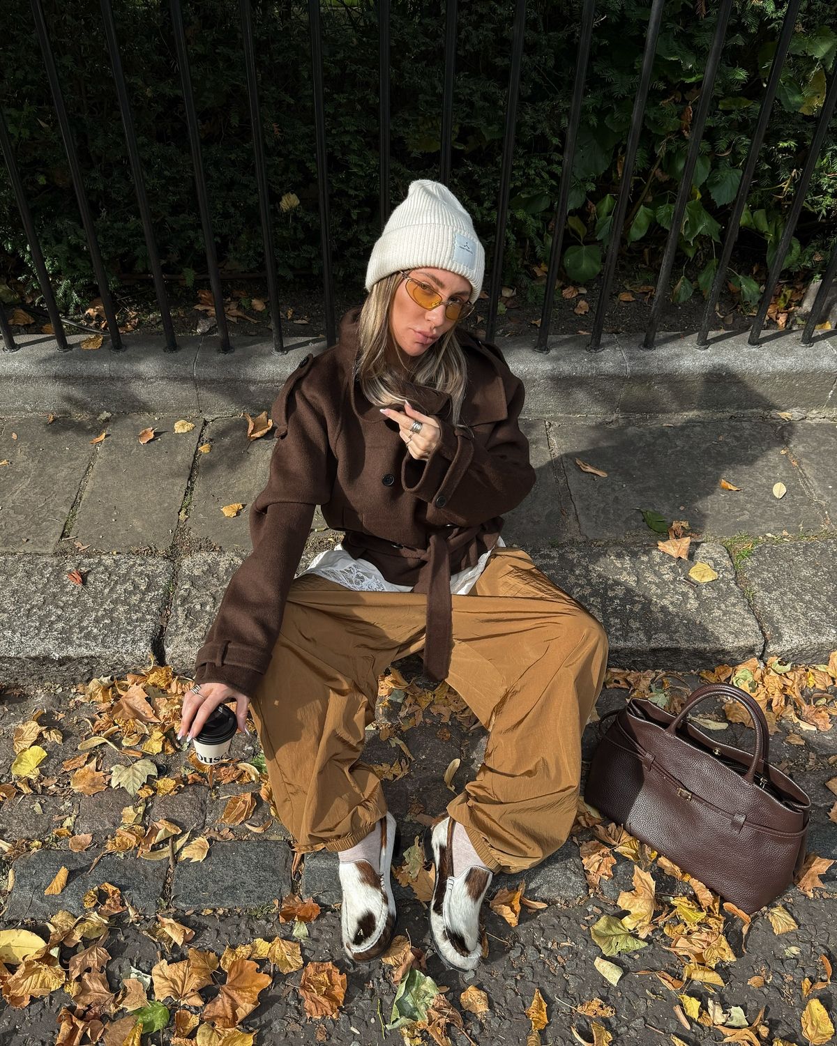 브라운 크롭트 코트와 파라슈트 팬츠, 비니의 믹스매치를 선보인 @whatgigiwears