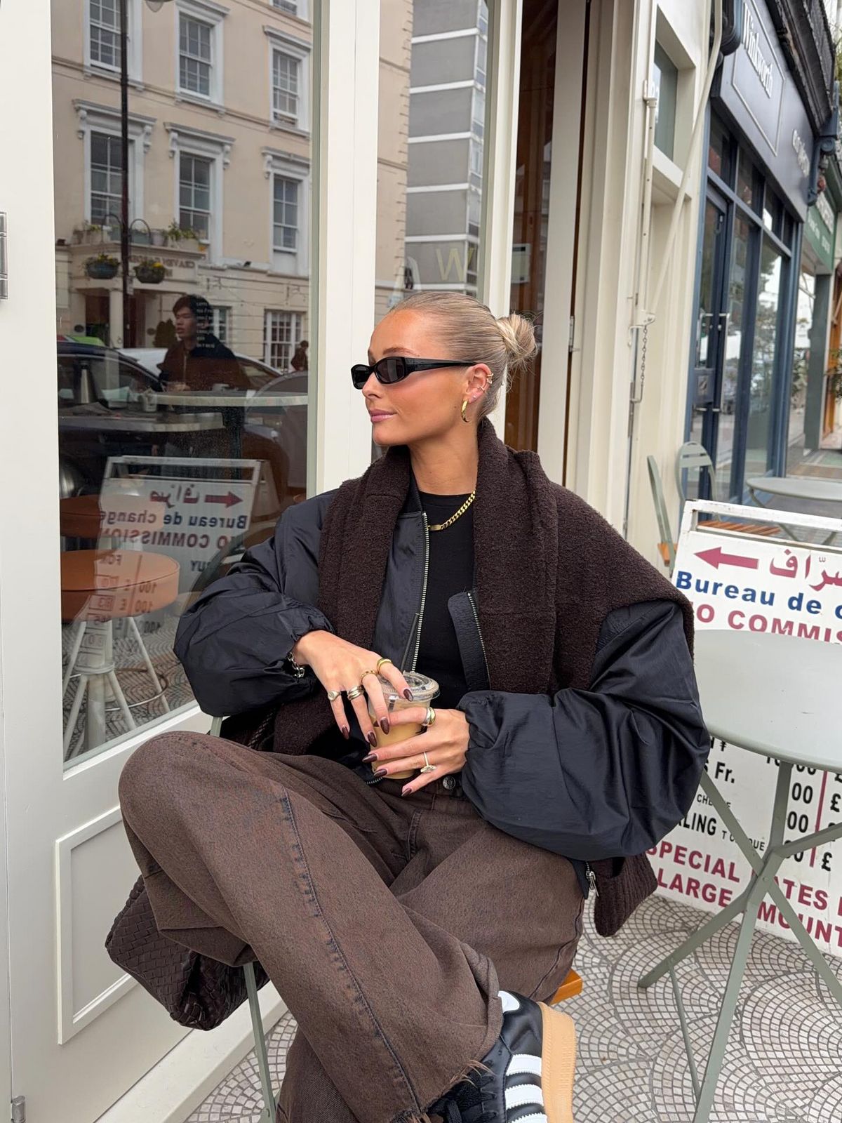 아우터 위에 두른 니트와 팬츠 컬러를 맞춰 안정감을 더한 @lissiejudd