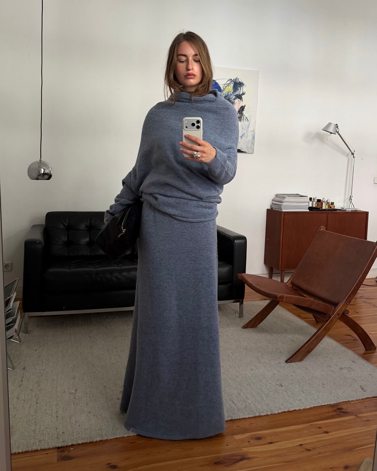 그레이 맥시 스커트와 니트 셋업을 선택해 우아한 룩을 완성한 @sina.anjulie