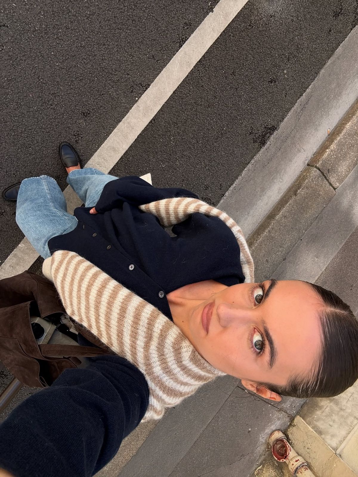 베이직한 네이비 카디건과 데님 조합에 위트 있는 스트라이프 가디건을 더한 @laraaceliaa